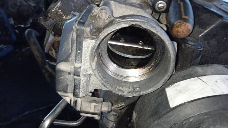 03G128063M Skoda Octavia 2013 Suurella Virtaamalla Varustettu Kaasuläpän