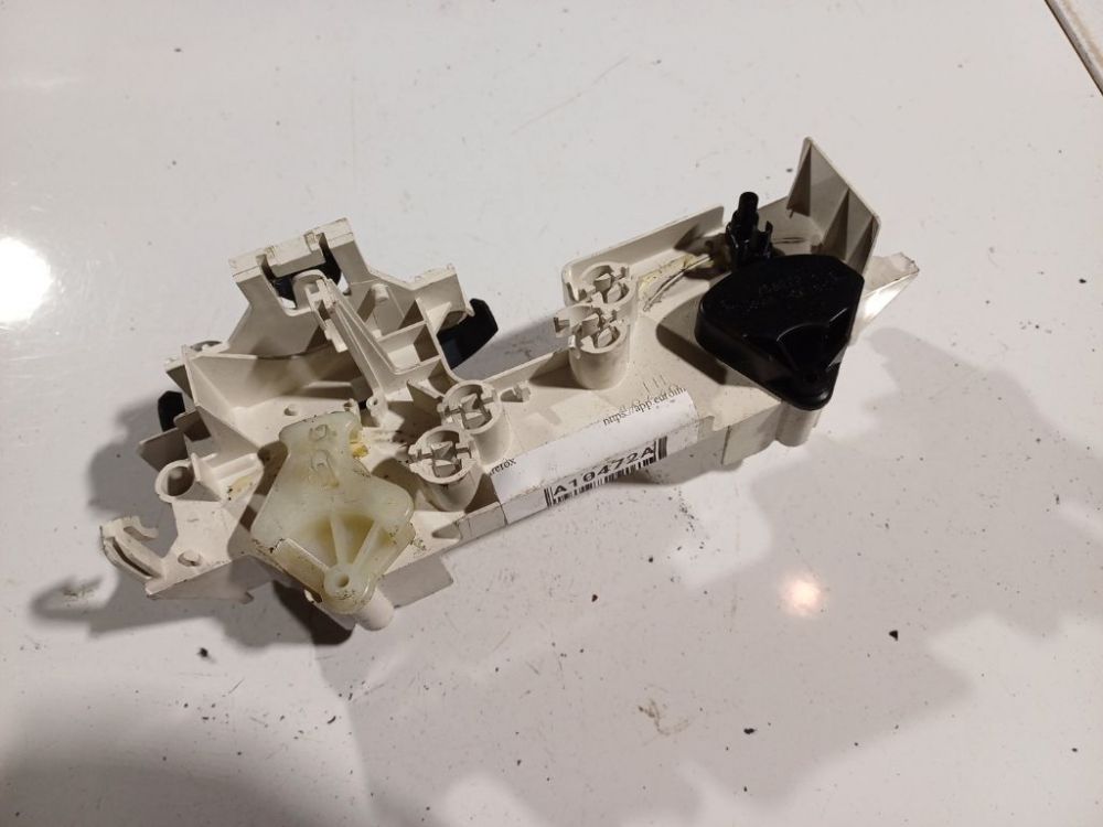 758649 Toyota Yaris 2005 Climate Control Panel (heater control switches) - Thumbnail 2