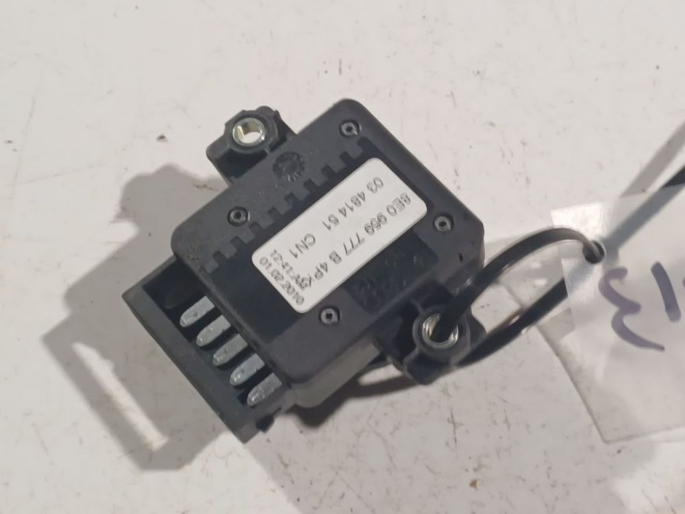 8E0959777B Skoda Superb 2010 Przycisk sterowania fotela - Thumbnail 3