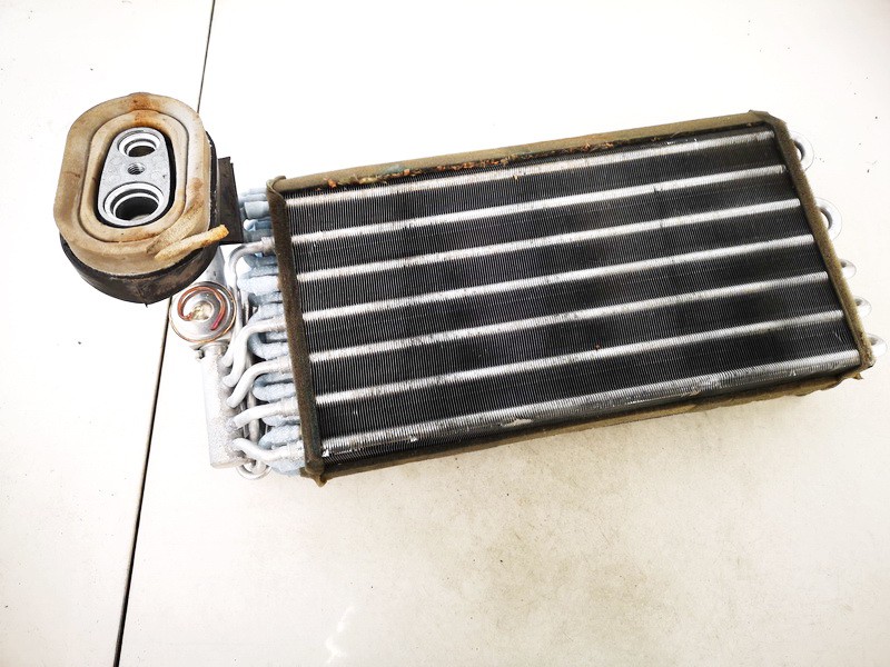 Opel Omega 1995 Ilmastointilaitteen jäähdyttimen säleikkö