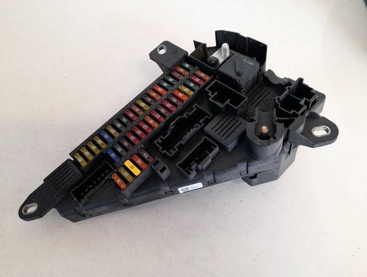 6906619 BMW 5-Series 2006 Fuse box