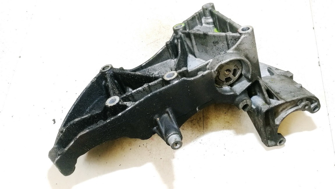8200115762 Volvo V40 2002 Engine Mount Bracket and Gearbox Mount Bracket