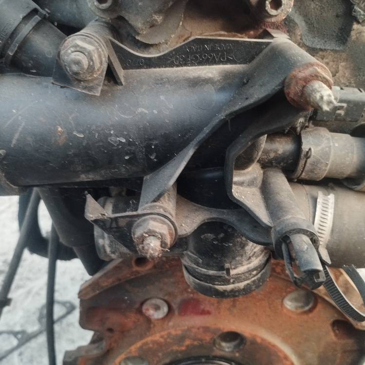 Volvo V50 2005 Kołnierz układu chłodzenia (pokrywa obudowy termostatu układu chłodzenia silnika)