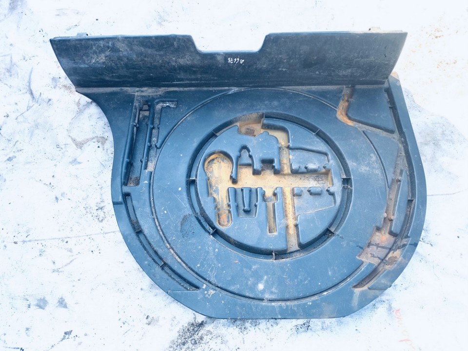 6477152010 Toyota Yaris 2004 Tool kit