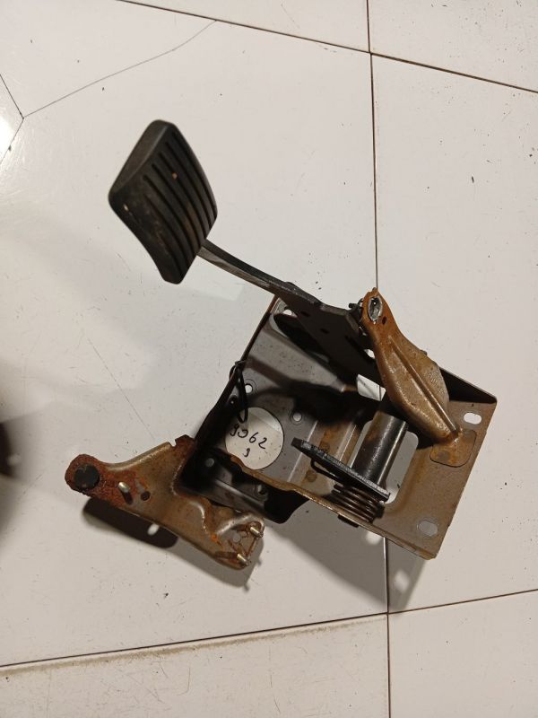 Mitsubishi Carisma 2003 Pedał sprzęgła