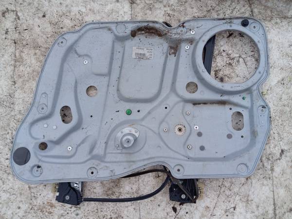 1T0837756L Volkswagen Caddy 2008 Durvju loga pacēlājs - PRIEKŠA PA LABI