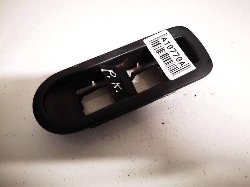 156018070 Renault Scenic 2005 Obudowa przycisków sterowania szybami