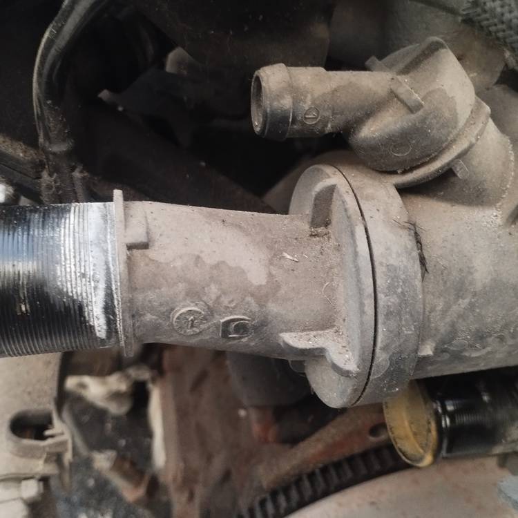 Peugeot 407 2004 Kołnierz układu chłodzenia (pokrywa obudowy termostatu układu chłodzenia silnika)