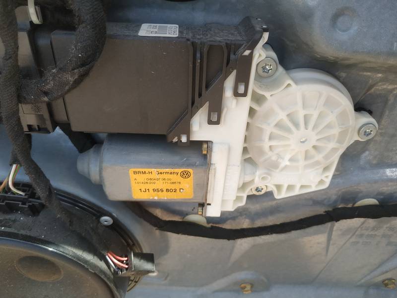 1J1959802D Volkswagen Golf 2000 Window Motor - FRONT RIGHT