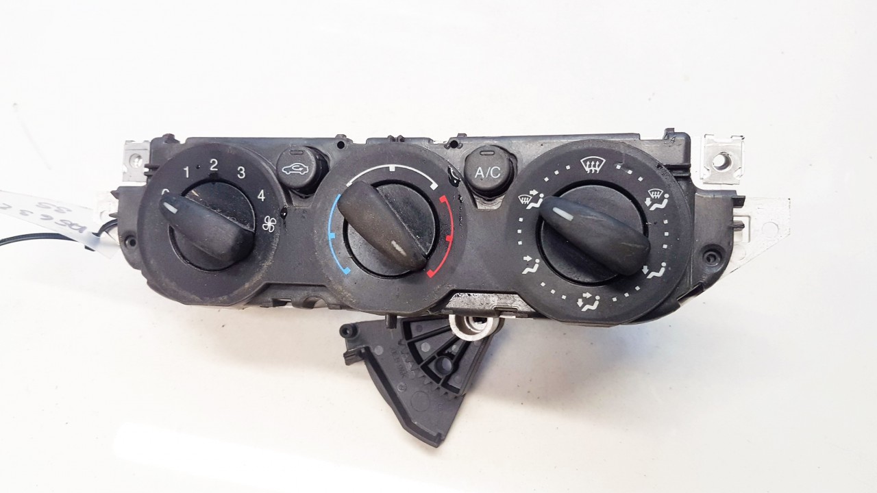 69607003 Ford Focus 2006 Climate Control Panel (heater control switches)