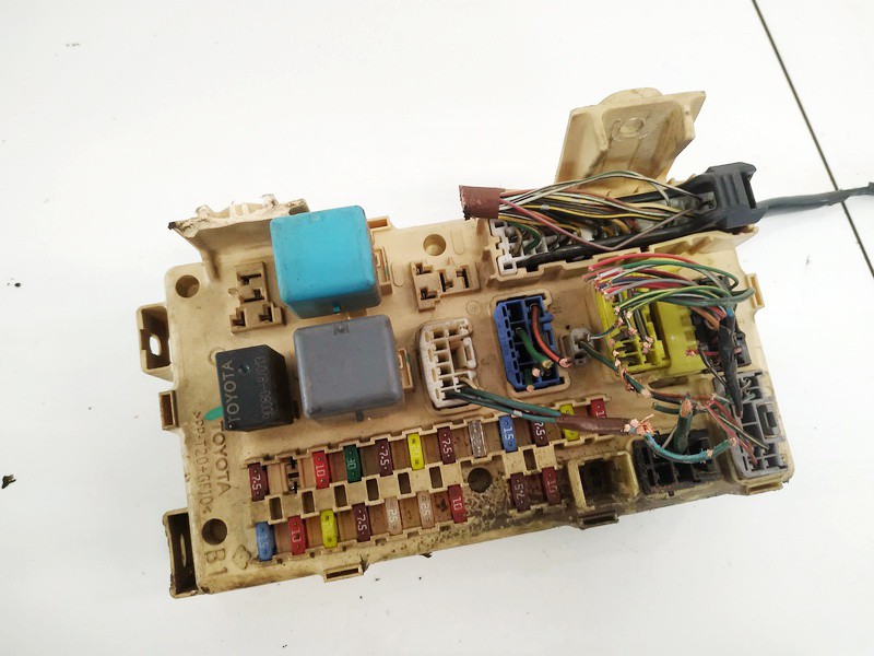 2120306011 Toyota Avensis 2003 Fuse box