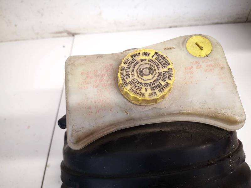 320670094 Volkswagen Passat 2005 Brake Master Cylinder Reservoir