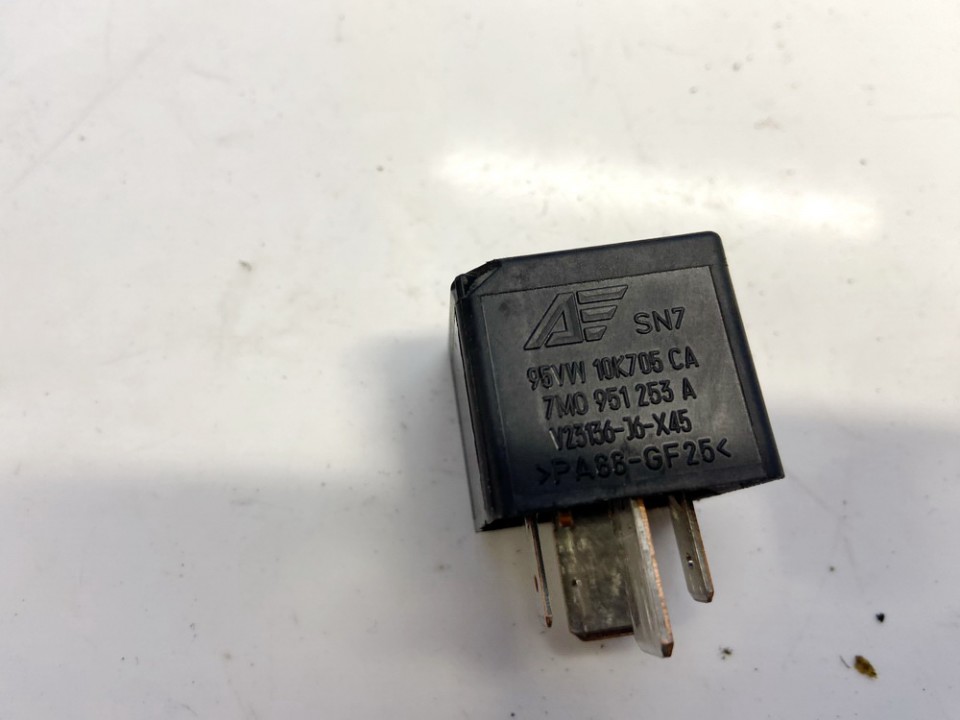 7m0951253a 95vw10k705ca Relay module Volkswagen Golf 1998 1.4L 4EUR ...
