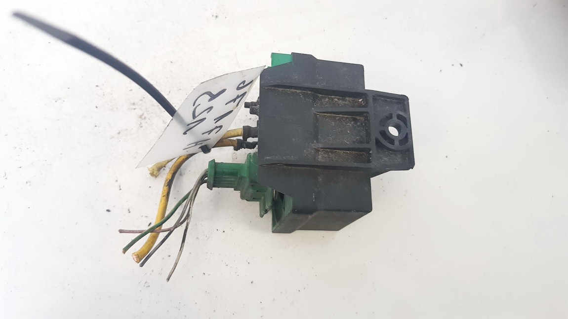 9639812580 used Glow plug relay Peugeot 307 2002 1.4L 15EUR EIS01401649