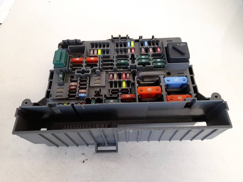 911944605 BMW 3-Series 2006 Fuse box