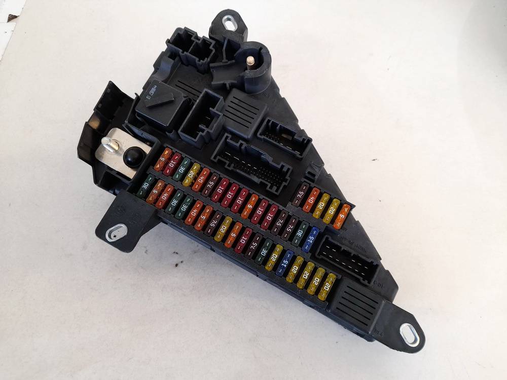 690661901 BMW 5-Series 2006 Fuse box