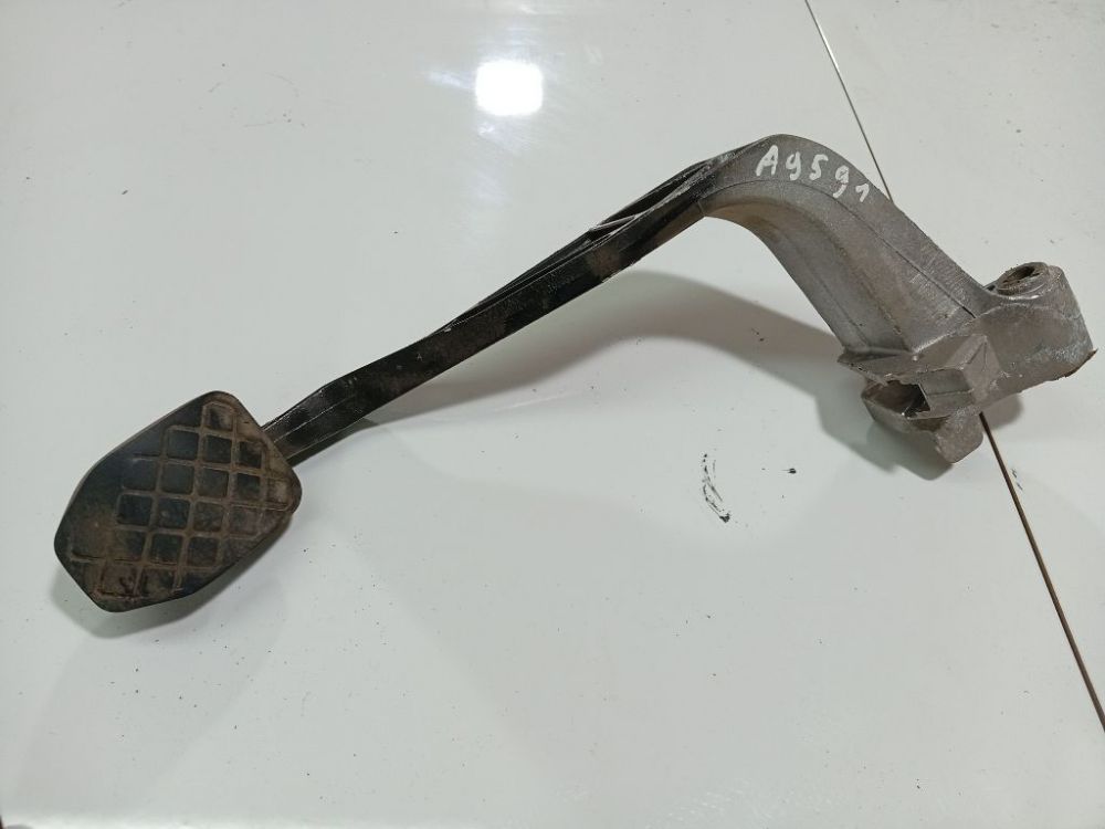 8D1721316H Volkswagen Passat 2001 Clutch pedal