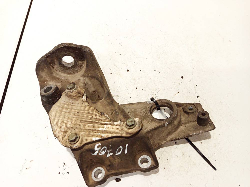 Volkswagen Passat 1999 Engine Mount Bracket and Gearbox Mount Bracket