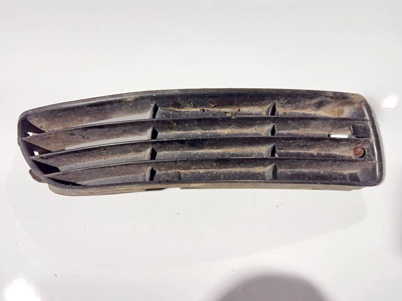 8D0807346 Audi A4 1995 Bumper Grille - FRONT RIGHT