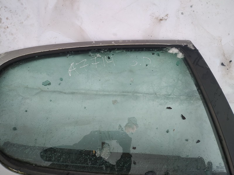 Peugeot 206 2001 Боковое окно - задний правый