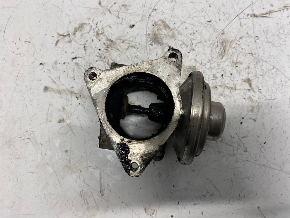 038129637D Volkswagen Passat 1991 EGR Valve Exhaust Gas