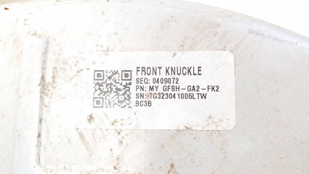 104466200B Tesla Model Y 2023 Takajarrulevyn suojus - EDESSÄ OIKEALLA - Thumbnail 4