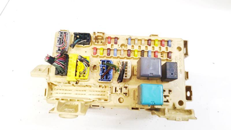 8264105020A Toyota Avensis 2006 Drošinātāju kārba - Thumbnail 3