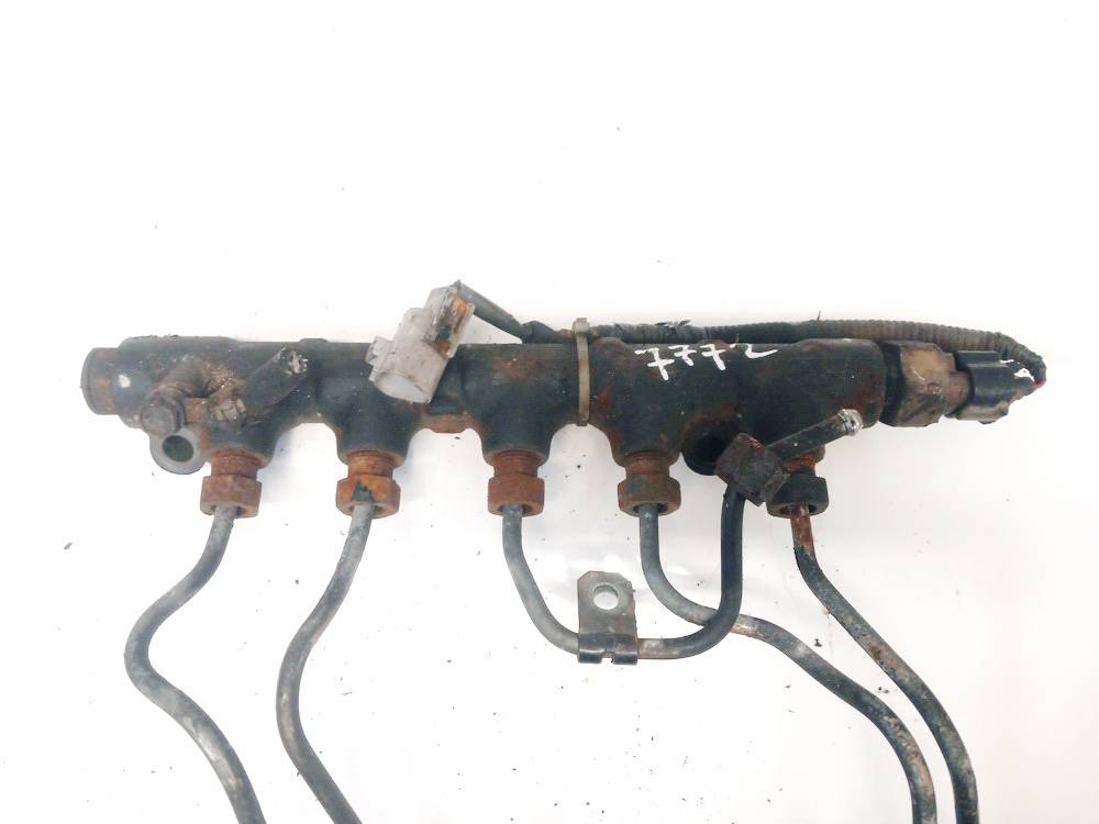 Toyota Avensis Verso 2002 Fuel injector rail (injectors)(Fuel distributor) - Thumbnail 3