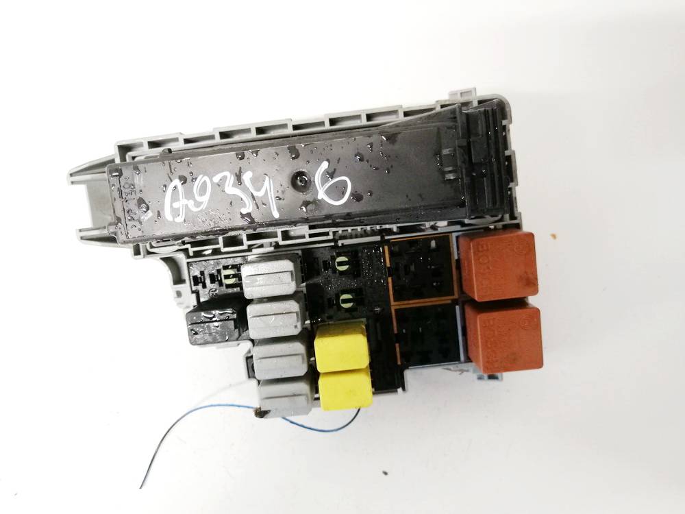 330518684 Opel Meriva 2005 Fuse box