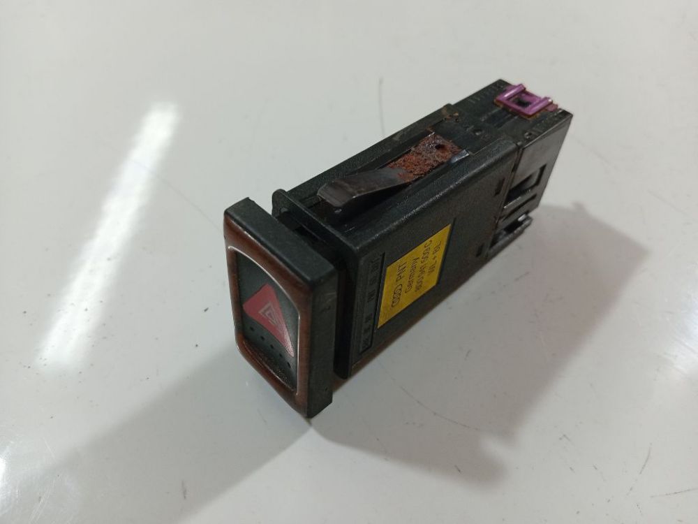 8D0941509C Volkswagen Passat 1997 Hazard switch