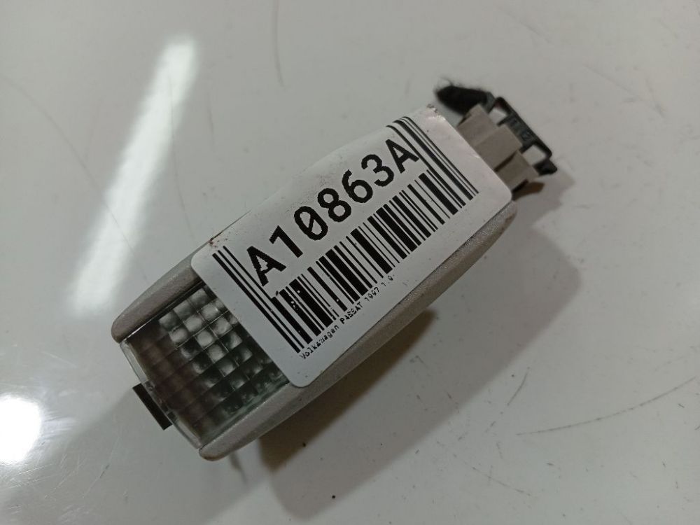 3B094711B Volkswagen Passat 1997 Interior lighting