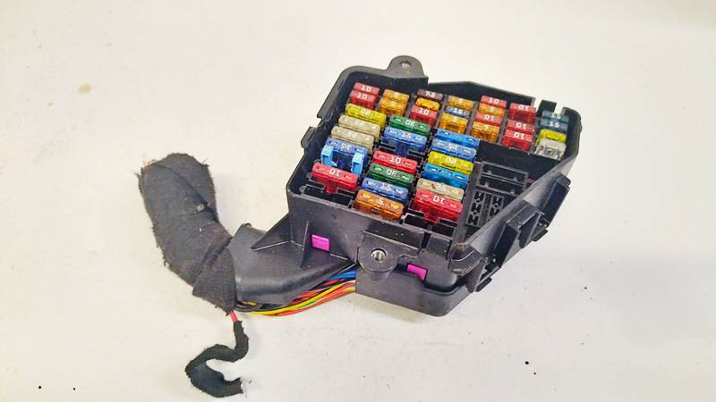 8D1941824 Audi A6 2006 Fuse box