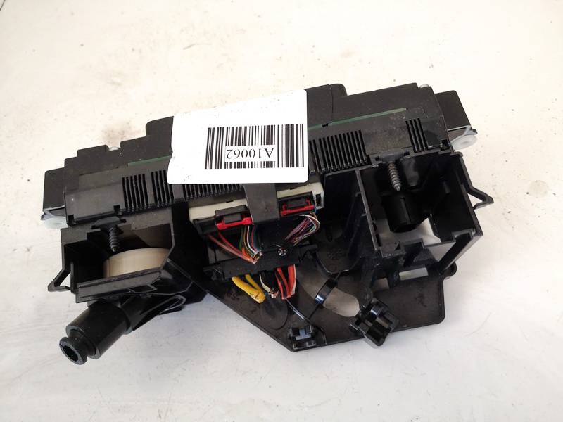 Volkswagen Passat 2010 Climate Control Panel (heater control switches) - Thumbnail 2