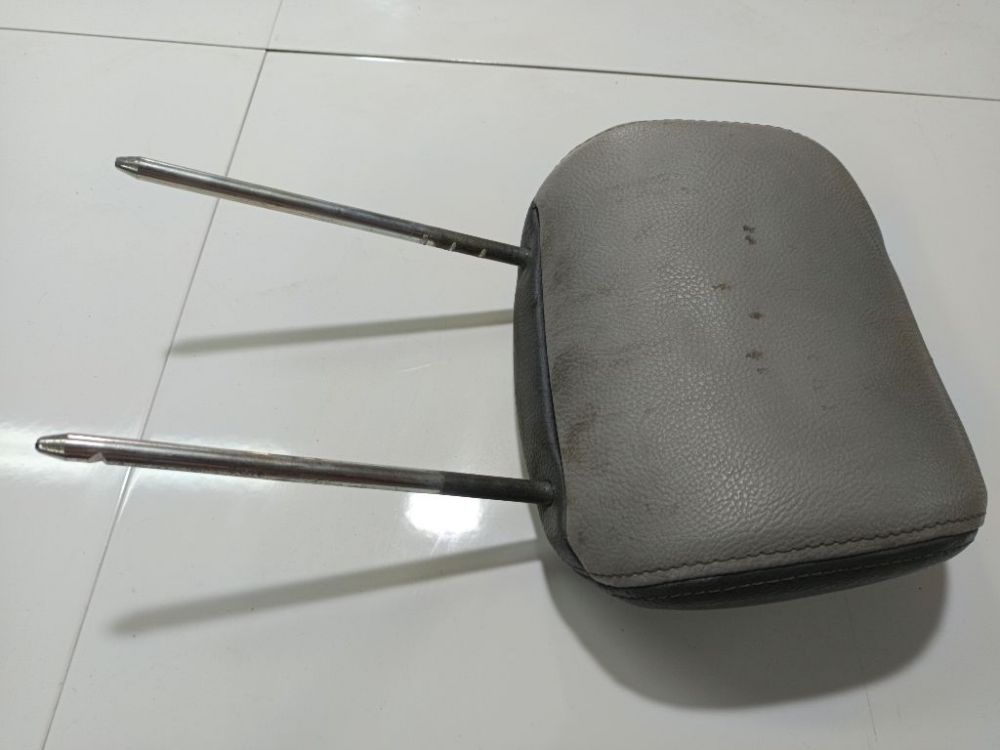 Dodge Grand Caravan 2004 Seat headrest - Thumbnail 2