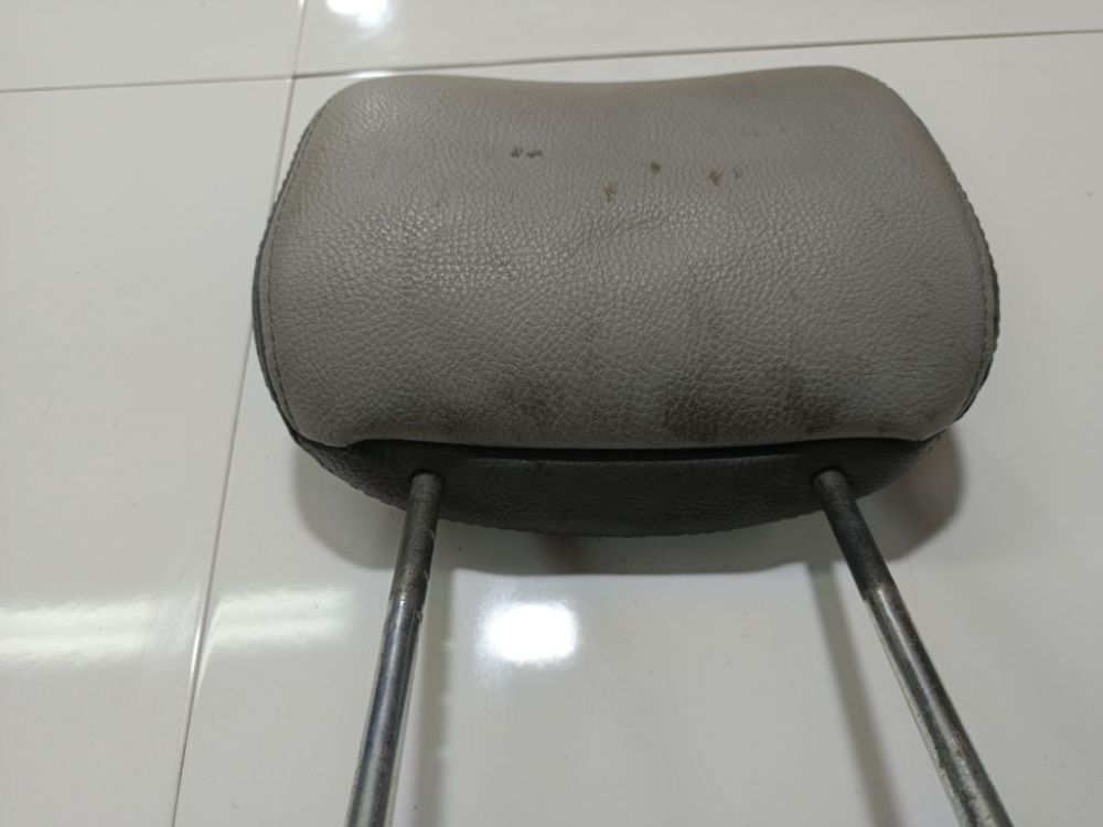 Dodge Grand Caravan 2004 Seat headrest - Thumbnail 4