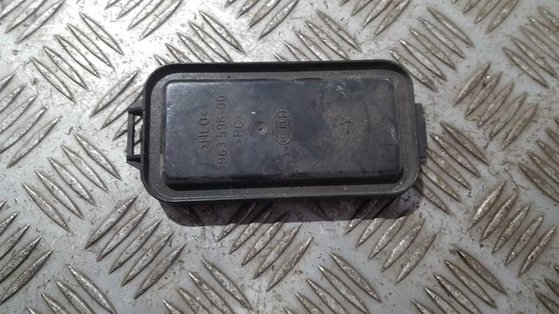 96359600 Volkswagen Bora 2004 Headlight bulb dust cover cap - FRONT