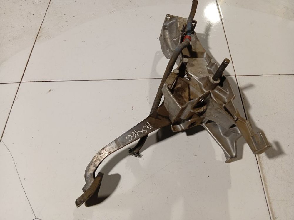 443721115L Audi 100 1988 Pedał hamulca