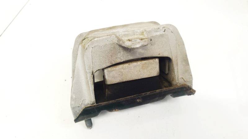 Volkswagen Golf 2002 Moottorin moottorituki