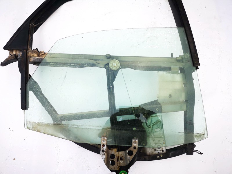 Audi A4 1995 Durvju stikls - AIZMUGURE PA LABI