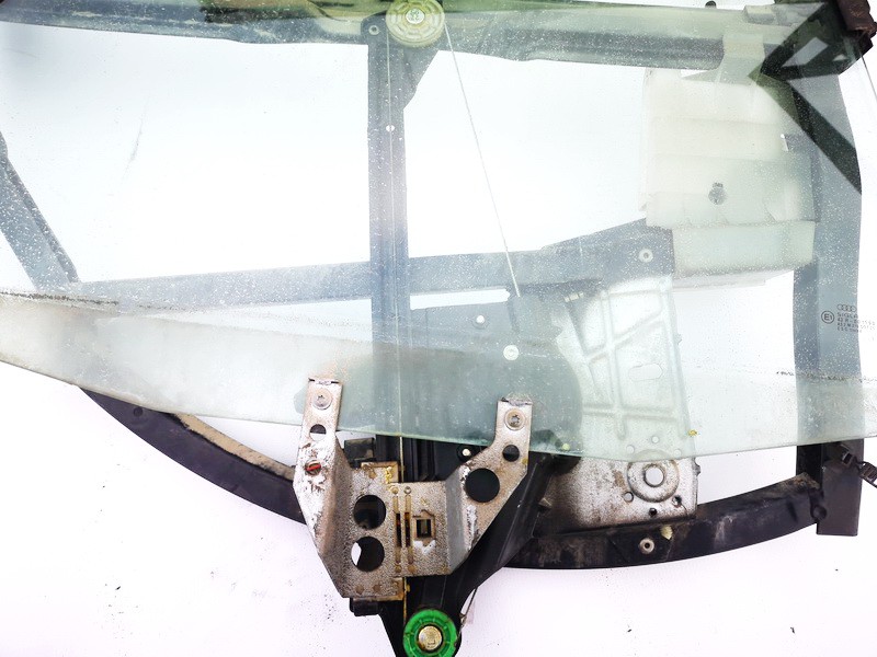 8D0839398B Audi A4 1995 Durvju loga pacēlājs - AIZMUGURE PA LABI