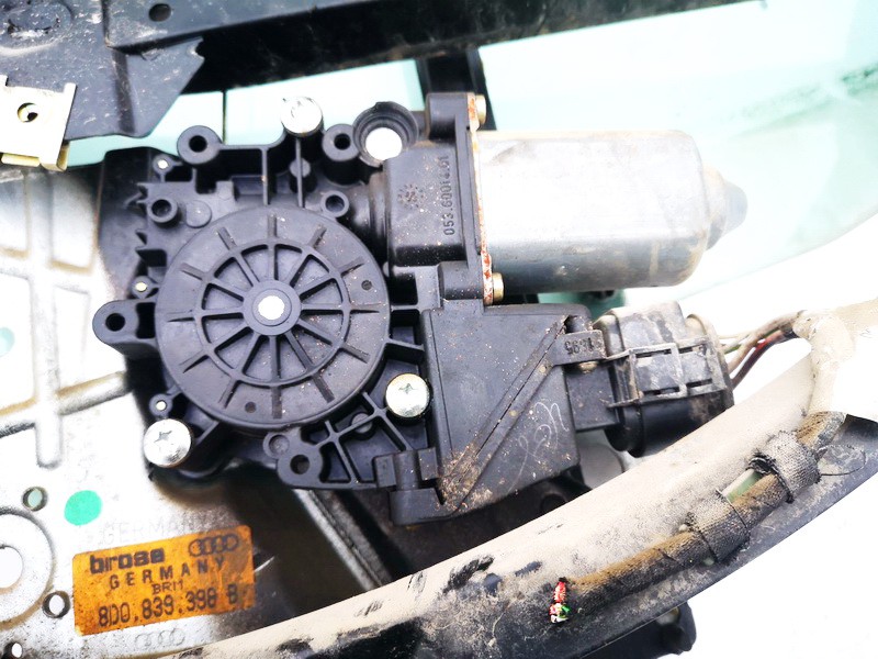 114186101 Audi A4 1995 Durvju loga pacēlāja motors - AIZMUGURE PA LABI