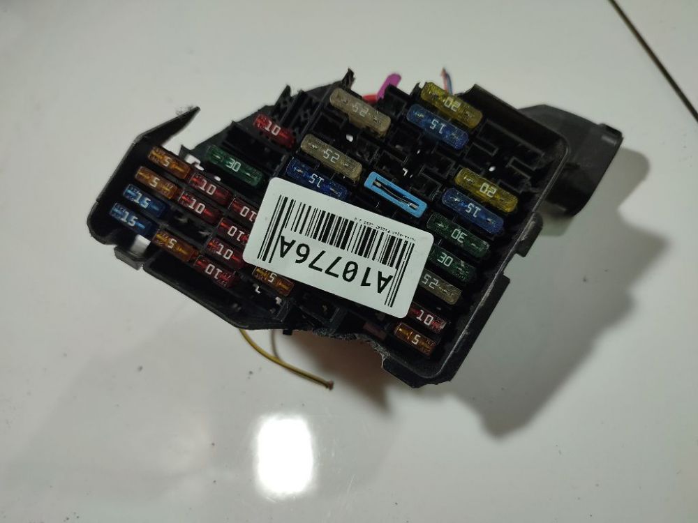 8D1941824 Volkswagen Passat 2005 Fuse box