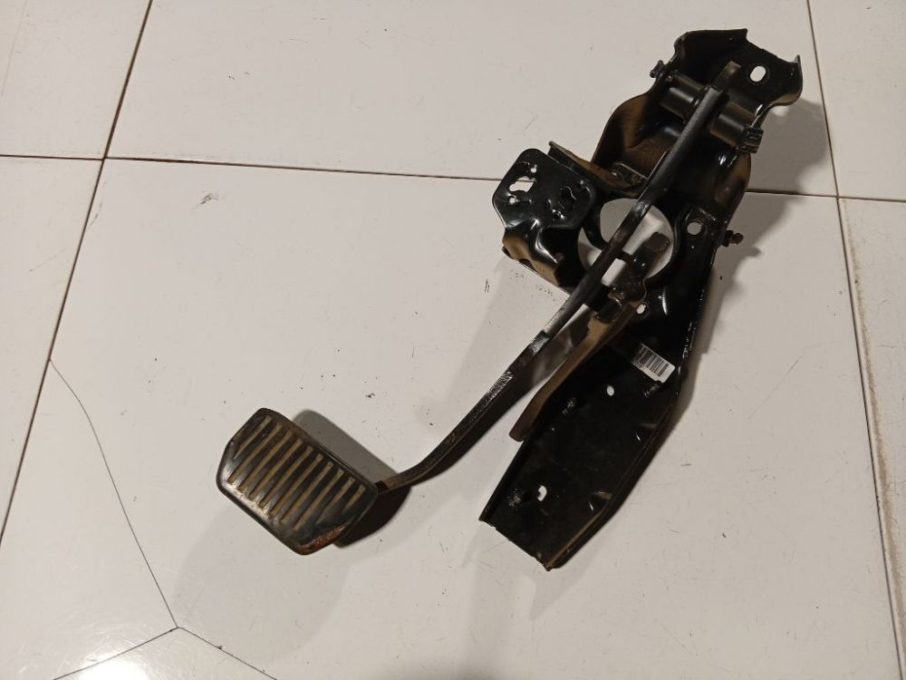 Volvo V70 2010 Pedał hamulca