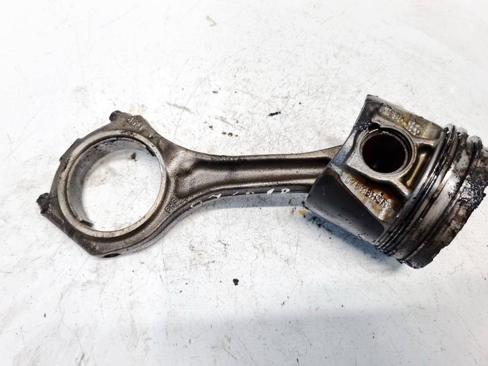 078118HSR Audi A4 2002 Mäntä ja vauhtipyörä