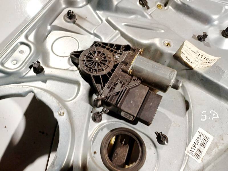 0130821696 Volkswagen Passat 2001 Durvju loga pacēlāja motors - AIZMUGURE PA LABI