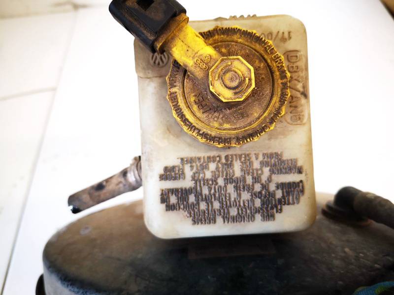 L481402 Volkswagen Golf 2001 Brake Master Cylinder Reservoir