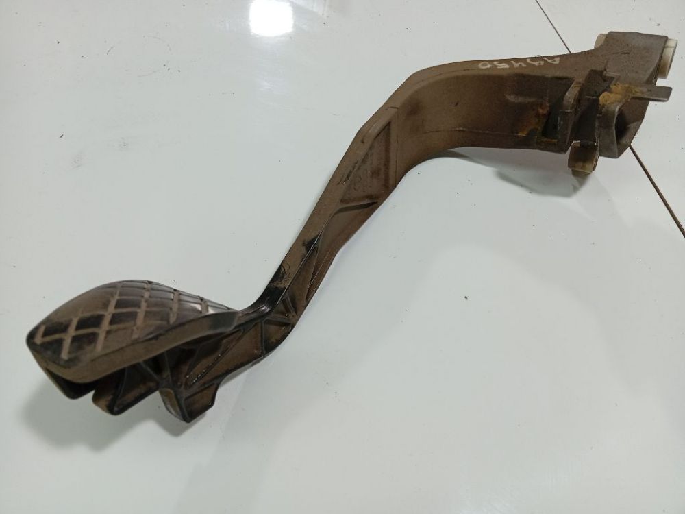 8D1721316F Volkswagen Passat 1998 Pedał sprzęgła