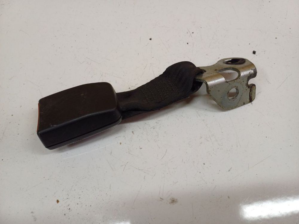 305900A140801 Ford Fiesta 2002 Zaczep pasa bezpieczeństwa - PRZEDNIE PRAWE