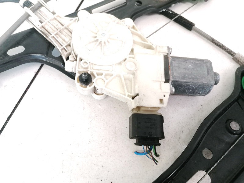 96927028 BMW 1-Series 2007 Моторчик стеклоподъемника - передний правый