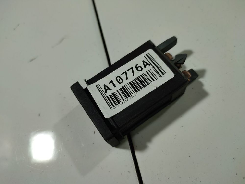3B0953235D Volkswagen Passat 2005 Hazard switch